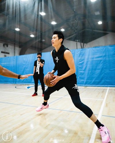 18 09:41:55 1 / 7 2021年1月16日,林书豪在微博晒出一组训练照并配文