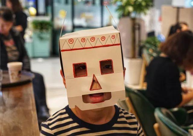 哈哈哈,小朋友们亲手制作的头盔也都像模像样,一秒变身机器人啦!