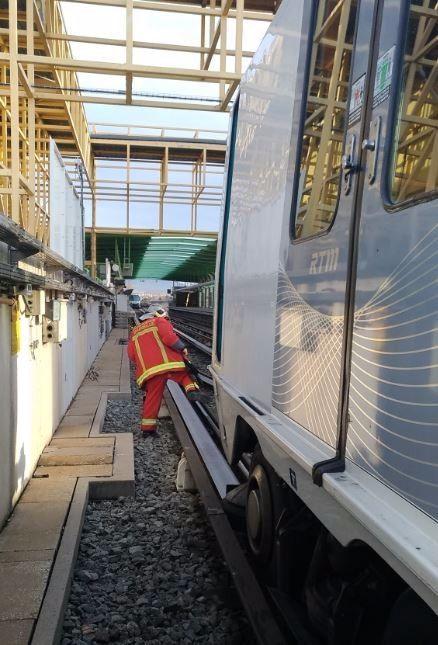 法国马赛地铁辗上废胎致出轨,造成至少14人受伤!