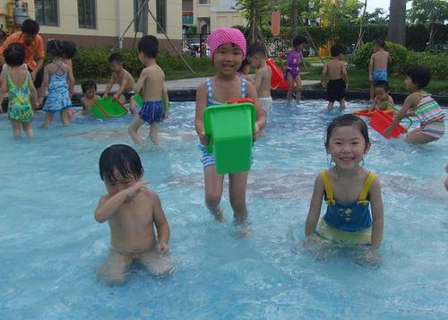 梦见小孩子玩水