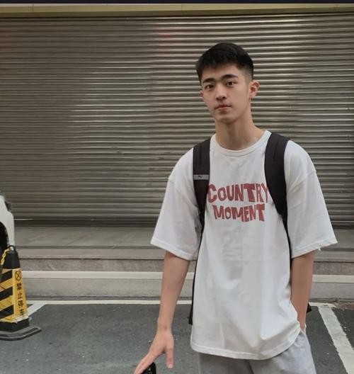 今天给大家带来一枚长相帅气,气质斯文的鲜肉帅哥,小哥哥长相身材俱佳