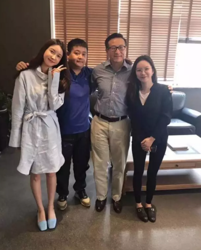 ta娱乐 行业o2o bat公司 从左至右:张大奕 冯敏 蔡崇信 莉贝琳 而张敏