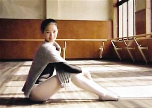 近日,有网友曝光了一组章子怡17岁上高中时的旧照,照片中章子怡扎