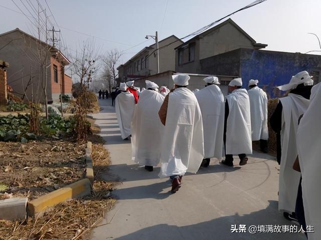 她进门就哭爹,把爹都哭愣了