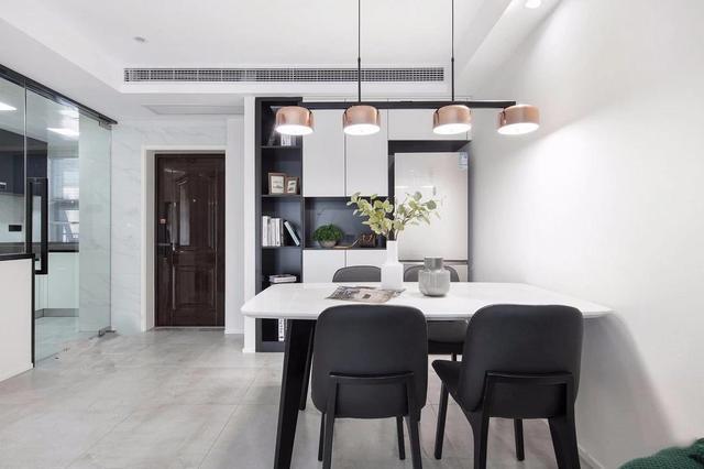 冰箱摆放在客厅里能起到 装饰客厅的作用,特殊情况还 能充当客厅与