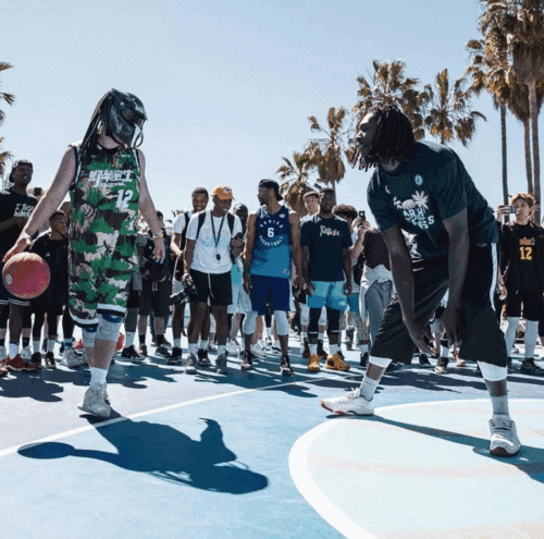 头盔哥与美国街球大神battle,但也搞不过nba球员鸭!
