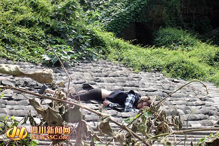 宜宾妙龄少女疑为情自杀 10米高空跳下摔成重伤