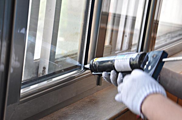 待发泡剂干硬后即可进行面层装饰,注意要及时擦净窗户框上的浆液,防止