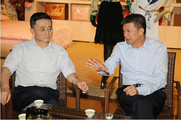 南充市委常委冯斌一行莅临中丝园参观指导