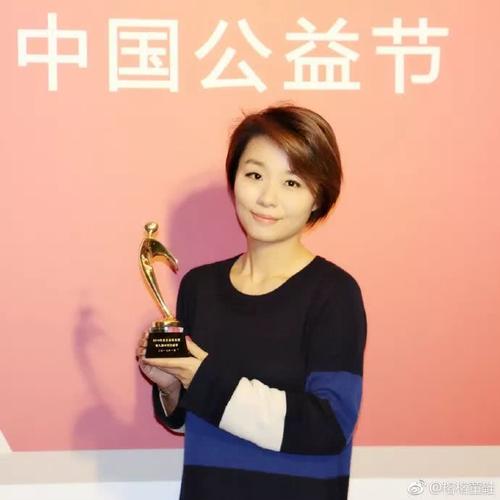 还记得《爱情公寓》里的lisa榕吗?她现在长这样啦