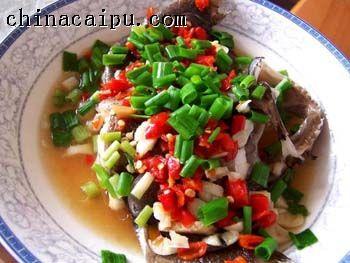 俄罗斯深海鱼头一个(即鸦片鱼头),各种调味料少许.