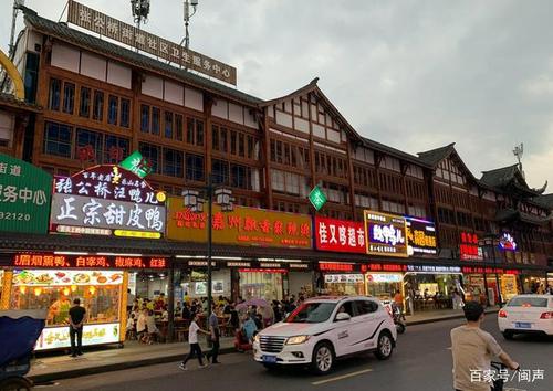 惬意的小城生活:华灯初上的四川乐山张公桥美食街