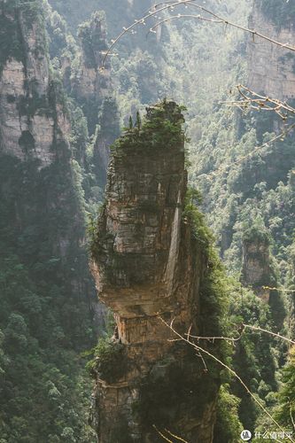 山坳中的石柱山