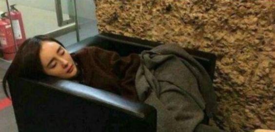 杨幂穿旗袍腰忒细,34岁仍有少女感,网友调侃:等一下,我老公呢