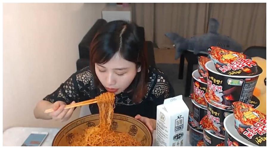 密子君吃10桶火鸡面辣到嘴唇都肿了看到一半才了解早有准备