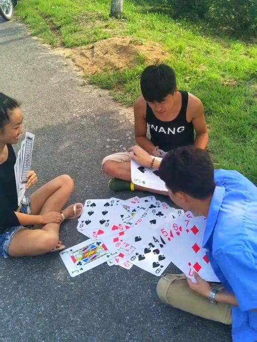 看奇葩村的屌丝三人斗地主,最后杯具了