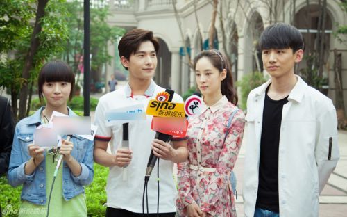 杨洋带领吴磊胡冰卿庆功 《旋风少女》探班花絮路透照曝光