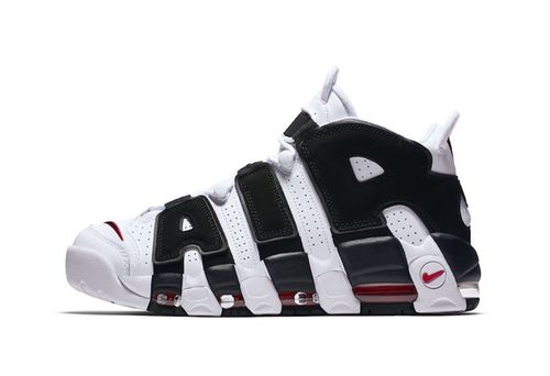 而另外一款黑白装扮则再现了皮蓬专属配色,后跟的 pip logo 则表明了