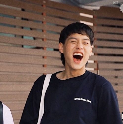 想求哈哈大笑的男生头像,笑得浮夸笑得开心笑得眼睛眯