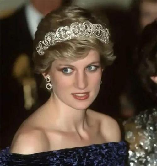 戴安娜王妃才是真敢穿,26年前的复仇小黑裙,现在看依然够大胆!