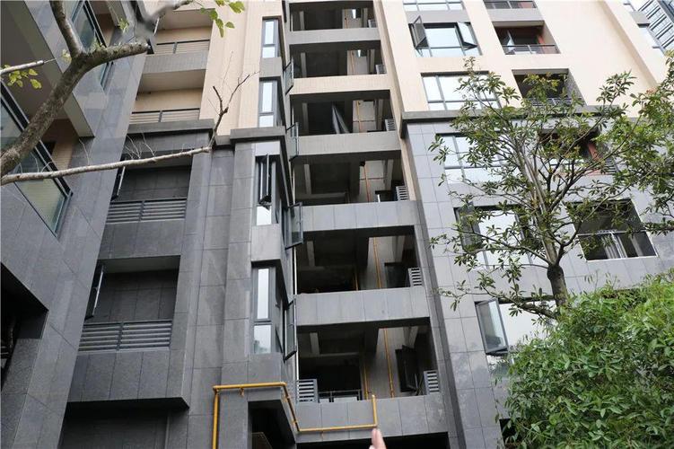 阳光翡丽湾小区采光井违规倒板现已部分拆除检查组要求,要进一步