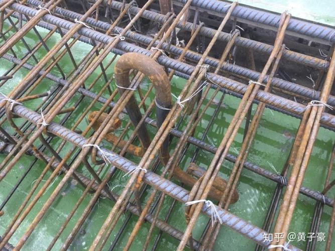 吊环绑扎在钢筋骨架内