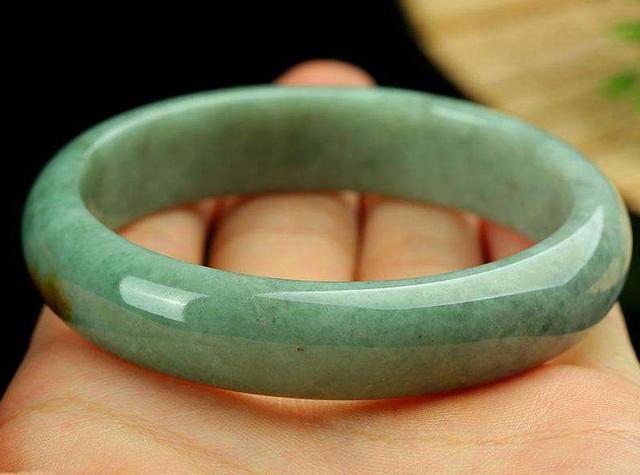 油青种翡翠的结晶粒小,比大多数豆种还要透,但由于它的颜色比较深,加