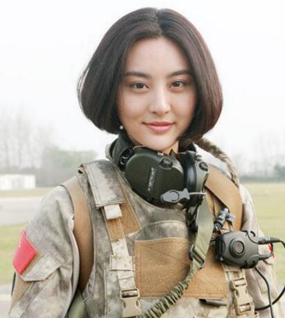 简介:火凤凰特战队后方警戒员,通讯员,代号芭比,中尉.