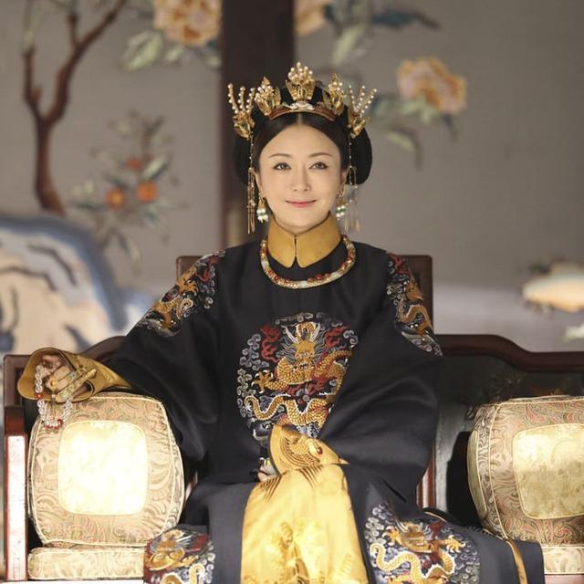 饰演「富察皇后」的秦岚,饰演「娴妃」的余诗曼,以及饰演「魏璎珞」的