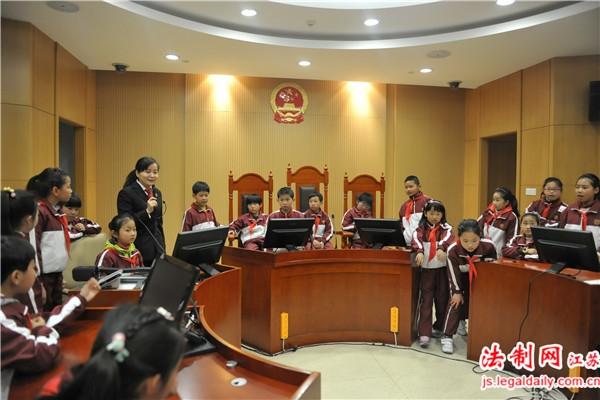 "玲玲姐姐"带领小红领巾参观圆桌审判法庭