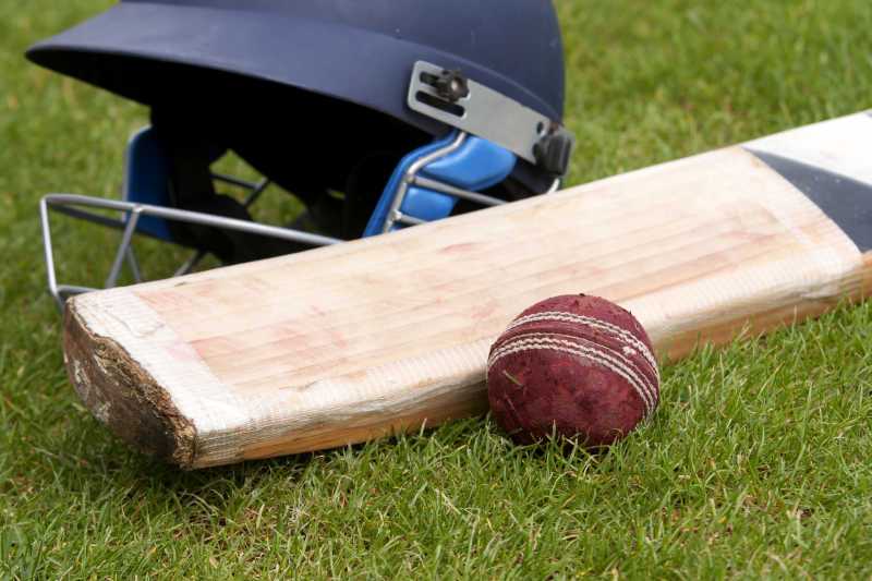 白色背景下的板球装备