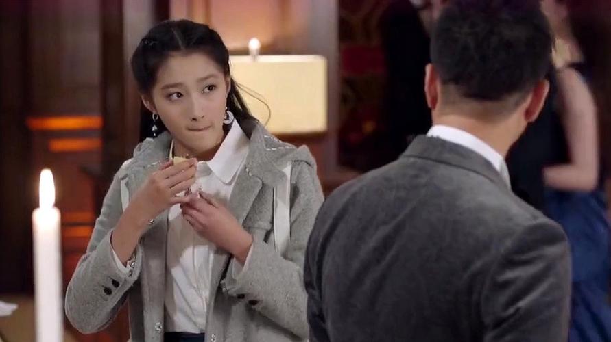 关晓彤《好先生》剧照2014年,关晓彤凭借时尚情感剧《一仆二主 》获