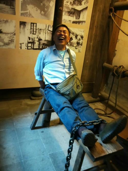 坐上老虎凳有这么开心吗?