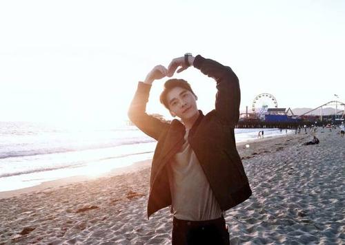 男星的花式比心,杨洋帅气,张艺兴呆萌,可我最服王俊凯!