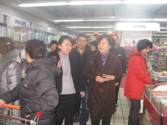北国股份董事长白珊女士等领导前来北国超市新百店慰问拜年!