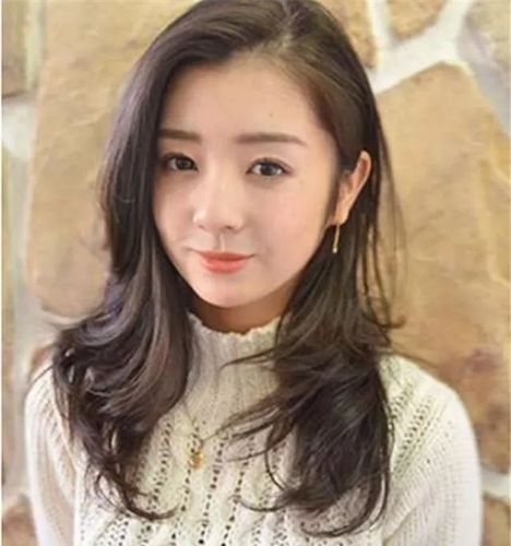 女人过了40岁,别急着剪"妈妈头",这4款发型,显年轻有女人味