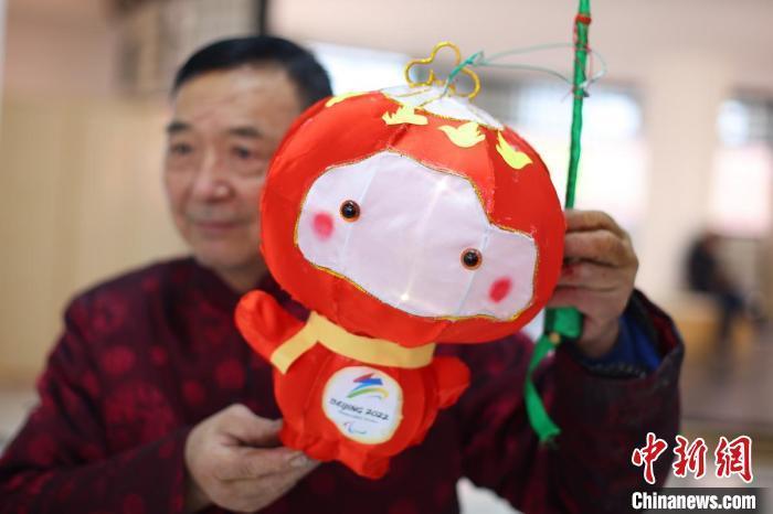江苏非遗传承人制作秦淮花灯版冰墩墩雪容融为奥运健儿加油