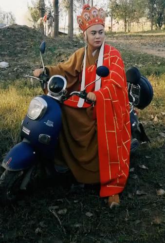 唐僧抛弃白龙马,跟白骨精骑电车私奔,身后八戒表示羡慕嫉妒恨!