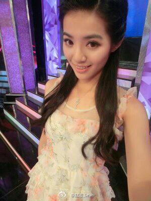 赵洁被牵走的那期百里挑一穿的连衣裙是哪里买的啊?求