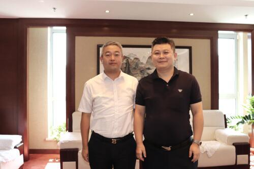 中国中小企业协会副秘书长周晟安(左一)与国商控股集团董事长车健