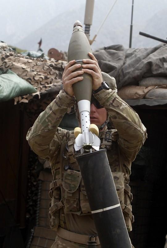 美军士兵装填迫击炮弹