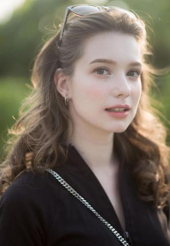 这个小仙女名字叫 anastasiacebulsk  ,是白俄罗斯人,四国混血!