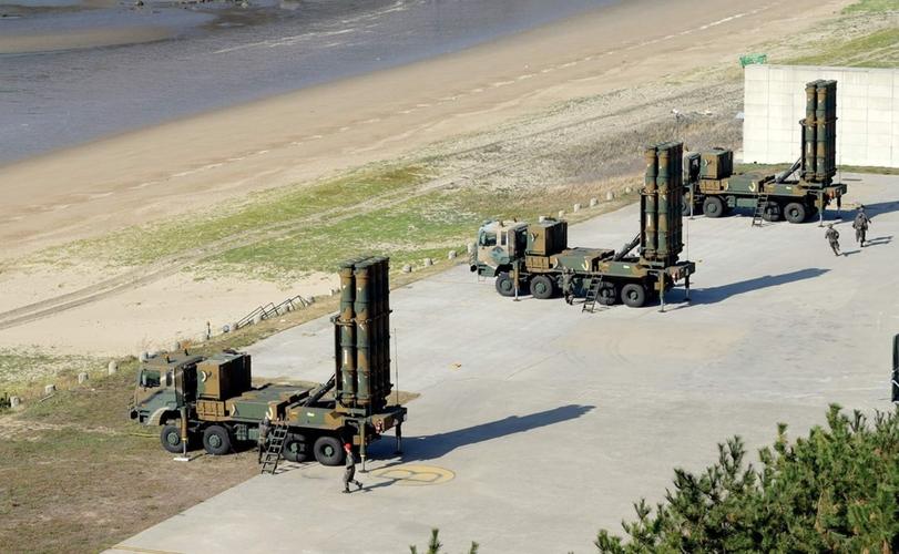 韩国"天弓"中程防空系统移动发射车阵地