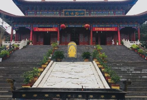 结合该路段平山寺佛教文化特点 ,将隧道顶板设计为漏光顶板,种植低矮