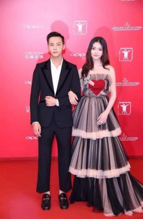 女生则一边咬牙切齿地"抱怨"林允抢了老公陈伟霆陈柏霖,一遍啧啧称赞