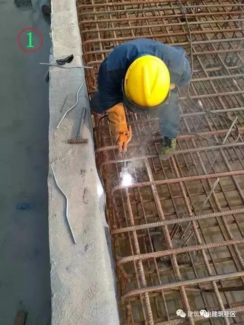 4,扁钢与钢管,扁钢与角钢焊接,应紧贴角钢外侧两面,或紧贴3/4钢管