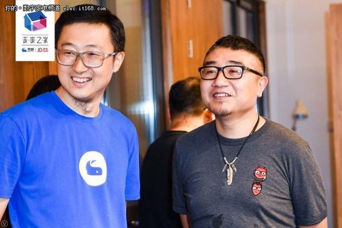 图左为微鲸科技ceo李怀宇,右为京东cmo徐雷,共同揭幕未来之家
