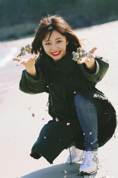 谭松韵风波后开朗依旧,红唇 "充气服"海边疯玩,美成漫画脸!