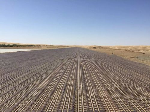 大漠深处的沙漠机场和钢板跑道.