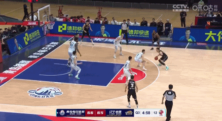 第三节状态进一步提升,连续6次运球且玩了一把胯下,最终干拔跳投命中